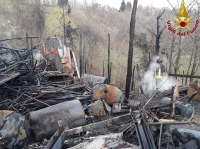 Incendio a Varese Ligure, distrutto un capannone