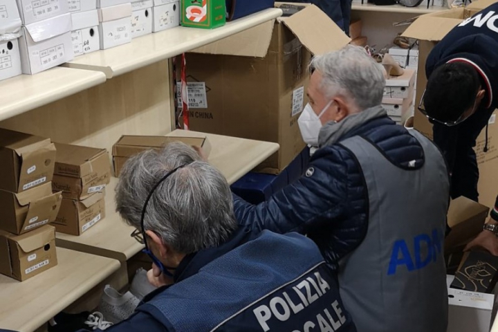 Oltre 200 capi d&#039;abbigliamento contraffatti, denunciata la titolare cinese di due negozi