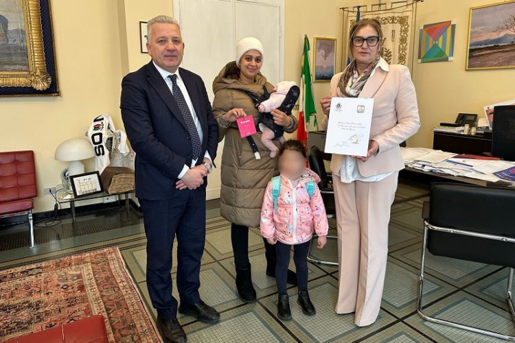 Nour, la prima nata del 2025, ricevuta con la famiglia a Palazzo Civico