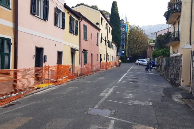 Levanto, via Viviani: iniziata la ricostruzione dei marciapiedi