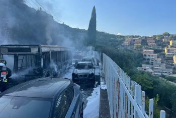 Bus in fiamme a Portovenere, Spezia Bene Comune: &quot;La colpa è di un servizio dei trasporti scadente&quot;