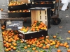 Sequestrati 90 kg di mandarini al mercato di Mazzetta: tensione con gli agenti