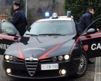 Bloccato mentre si aggirava con fare sospetto tra le auto in sosta