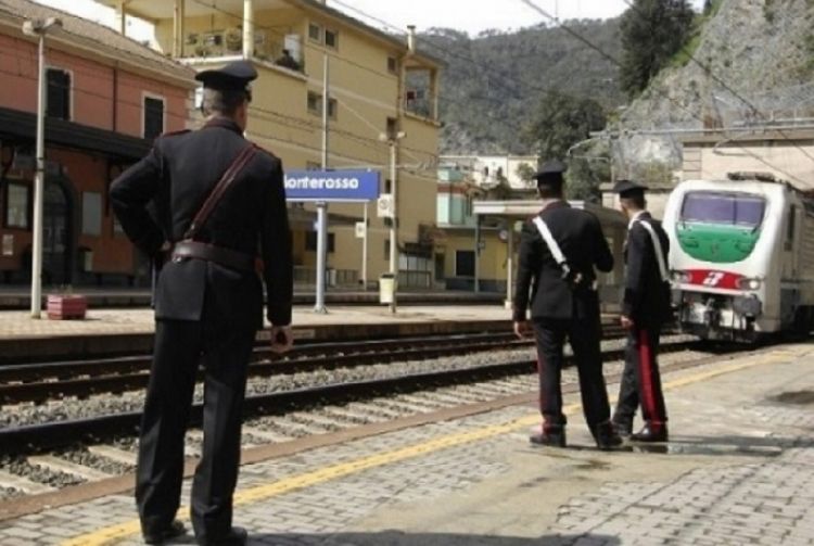 Aggressione su un treno, 3 feriti: il convoglio viene fermato a Monterosso