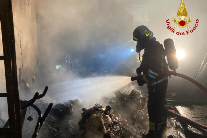 Incendio nella notte a Pegazzano in via Balilla, l&#039;intervento dei vigili del fuoco