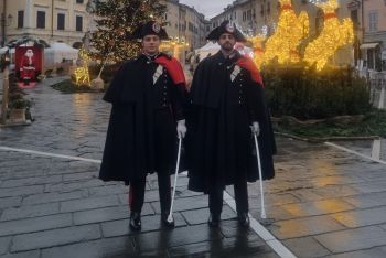 Carabinieri in uniforme storica pattugliano le vie del centro della Spezia e di Sarzana