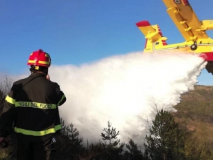 Incendio a Varese Ligure: Vigili del Fuoco e Canadair al lavoro (foto)