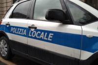 Imbocca la strada controsenso e sbarra la via ad un motociclista facendolo cadere poi si dà alla fuga