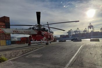 Spedizione &quot;speciale&quot; dal porto della Spezia: l'elicottero &quot;Toro Seduto&quot; parte in volo (foto)