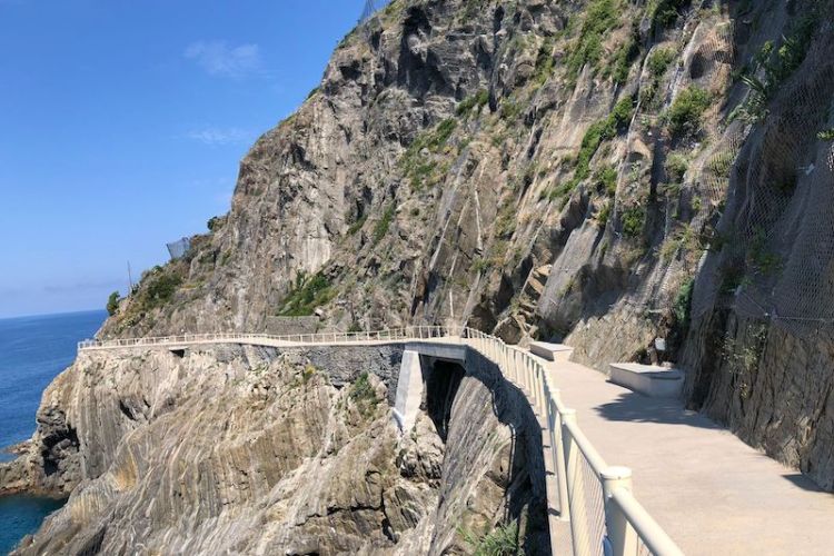 Turista precipita oltre il parapetto della Via dell'Amore per recuperare il telefono