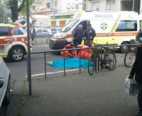 Donna investita e uccisa mentre attraversava la strada (foto)