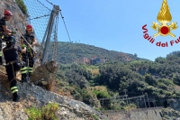 Masso si stacca da una parete rocciosa nel tratto di costa tra Framura e Deiva