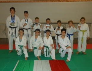5 ori, 1 argento e 2 bronzi: la scuola di karate &quot;Domenico di Guzman&quot; fa incetta di medaglie