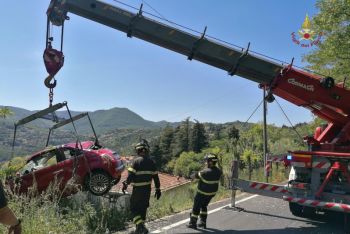 Fuori strada con l&#039;auto, precipitano per 10 metri