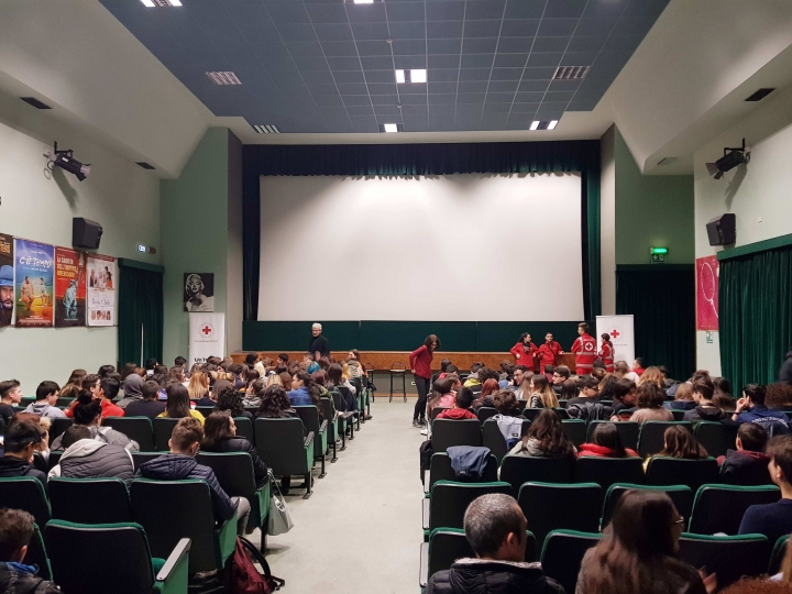 Stop alle droghe: le scuole vanno al cinema con la Croce Rossa