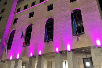 Palazzo Civico della Spezia si è illuminato di rosa nella Giornata Mondiale della Lotta contro il Cancro al Seno