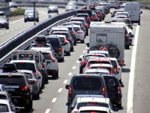 Maltempo e code in autostrada, 60 cantieri ritardano la ripartenza del turismo