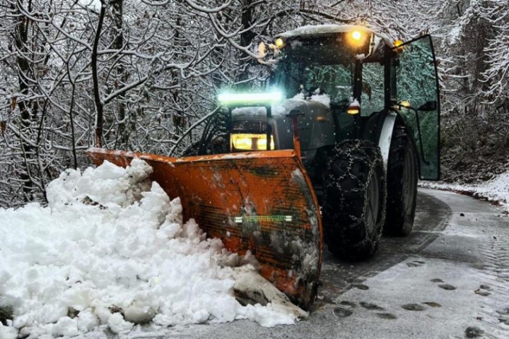 Neve e ghiaccio in alta Lunigiana, trattori spazzaneve in azione