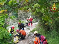 Rovinosa caduta su un sentiero, 80enne trasportato al San Martino