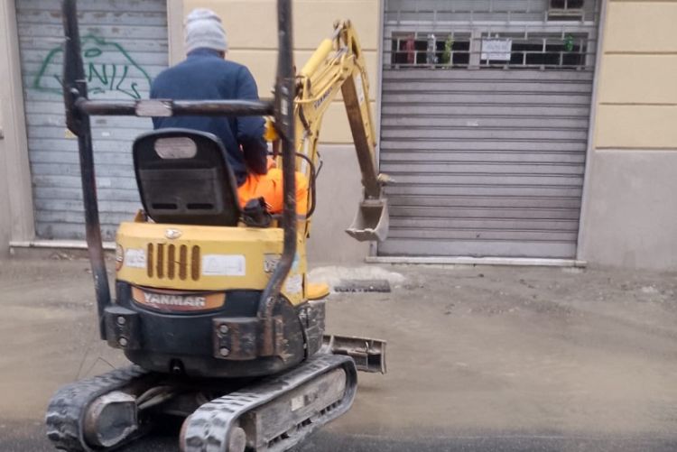 Fuoriuscita di acqua da un tombino e strada allagata: lavori in corso in via Fratelli Rosselli