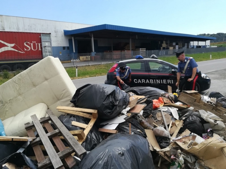 Parcheggio usato come discarica: 7 quintali di rifiuti abbandonati per strada