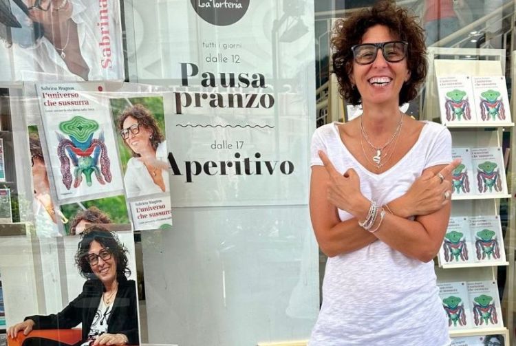 &quot;L&#039;Universo che sussurra&quot;, Sabrina Mugnos presenta il suo ultimo libro