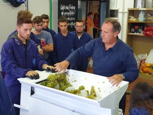 Gli studenti dell&#039;Arzelà mettono all&#039;asta i prodotti dell&#039;azienda scolastica