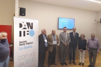 L&#039;associazione Dante Alighieri consegna una targa al presidente emerito Pietro Baldi