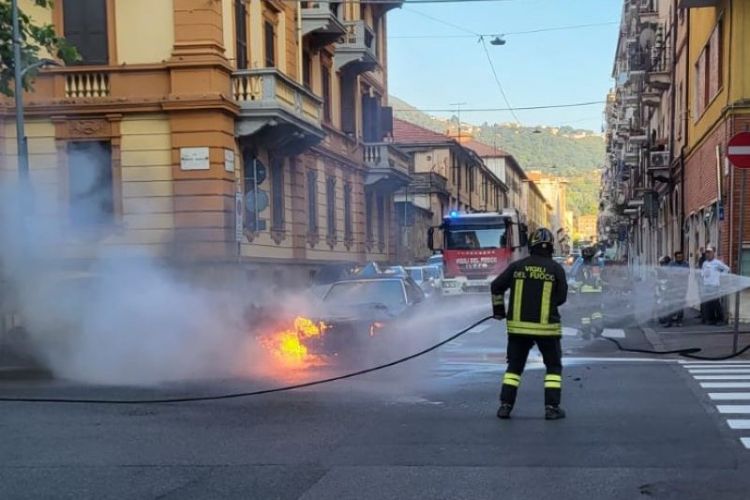 Auto va a fuoco mentre percorre via Gramsci