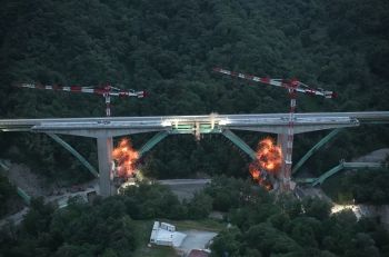 Viadotto Gravagna sulla A15, demoliti i 3 archi metallici in carreggiata Nord: utilizzati 400kg di esplosivo