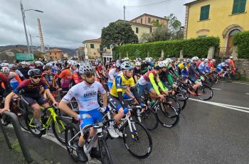 Il Gran Premio di apertura si conclude con uno sprint: vince Leonardo Meccia di Cesenatico