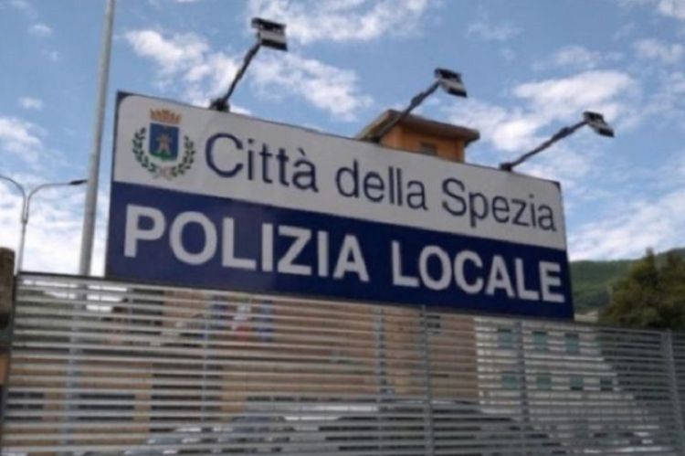 Fermato senza patente e documenti: la Polizia Locale scopre che lo scooter era rubato