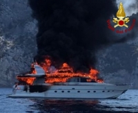 Incendio su uno yacht alle &quot;Rosse&quot;, l&#039;intervento dei Vigili del Fuoco