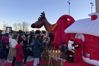 Tanti bambini in piazza Europa alla Spezia per incontrare Babbo Natale