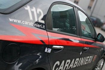 Furgone sospetto danneggia un&#039;auto e fugge. A bordo un catturando, bloccato dai Carabinieri