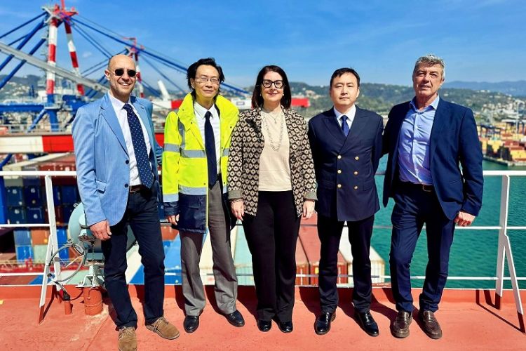 Attraccata nel porto della Spezia la prima portacontainer da 20.000 TEU di Cosco Shipping