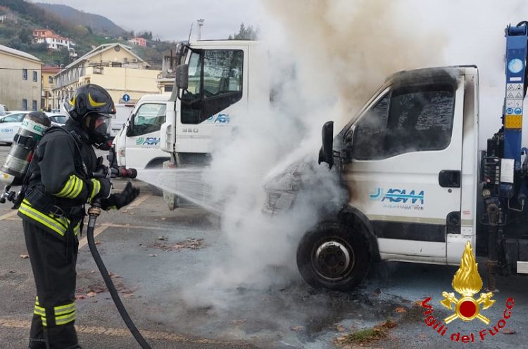 Mezzo in fiamme nel deposito ACAM