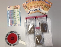 Aveva con sè quasi 1800 euro e 300 grammi di hashish, arrestato 30enne