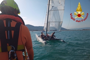 Catamarano si capovolge davanti a Bocca di Magra