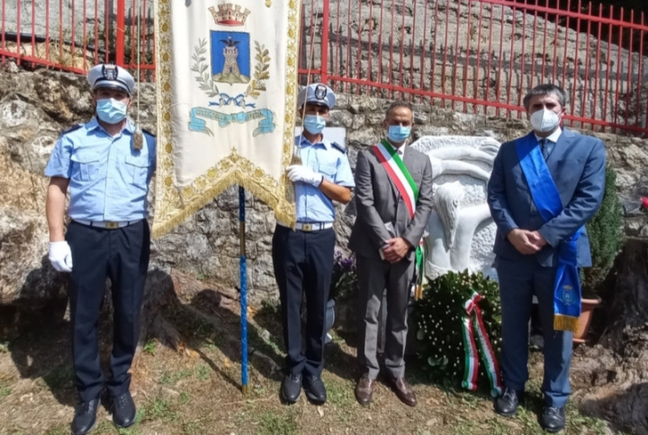 Il Presidente del Consiglio Comunale Giulio Guerri e il sindaco di Fivizzano Gianluigi Giannetti presso uno dei monumenti che ricordano la strage di Vinca