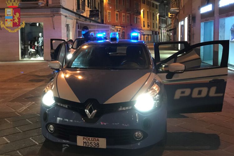 Volto insanguinato e un coltello in mano, arrestato per i fatti di piazza Beverini di sabato sera