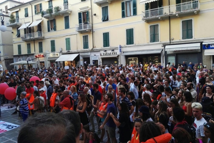 &quot;49 milioni di bacioni al capitone che sta arrivando&quot;: piazza Mentana &quot;accoglie&quot; Salvini (foto)