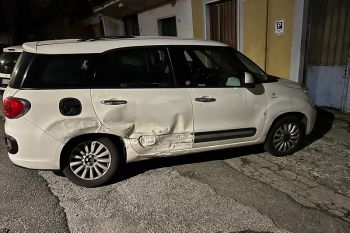 Auto danneggiata mentre era parcheggiata sotto casa, i proprietari cercano testimoni dell&#039;incidente