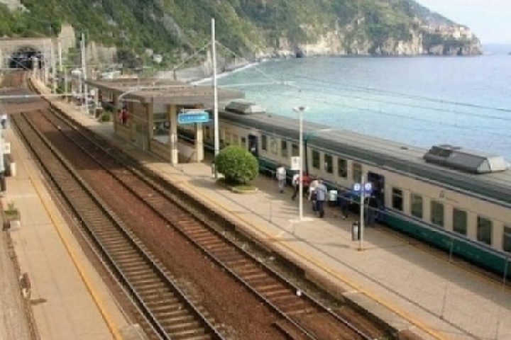 Affollamento sui treni e nelle stazioni delle 5 Terre: la Prefettura della Spezia chiede maggiore vigilanza