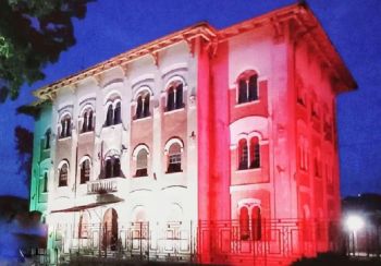 La palazzina storica del consorzio Canale Lunense si illumina di tricolore