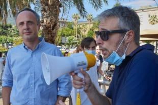 Il consigliere regionale Francesco Battistini (a destra) insieme al candidato del centrosinistra alle elezioni regionali Ferruccio Sansa (a sinistra)