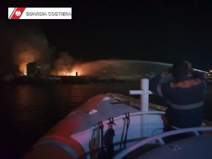 Incendio in diga, a fuoco legna portata dal mare