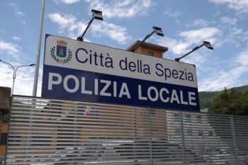 Litiga con la fidanzata e sradica una pianta in piazza Verdi, individuato dalla Polizia Locale