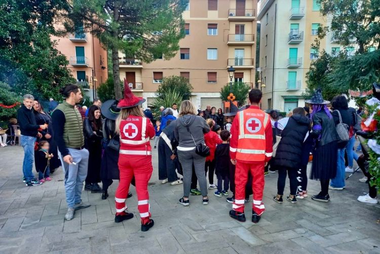 Al Fezzano Halloween con l'ambulanza dei pupazzi della Croce Rossa