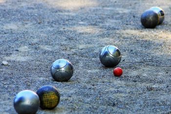 Il gioco antico delle bocce per la festa di nonni ed anziani